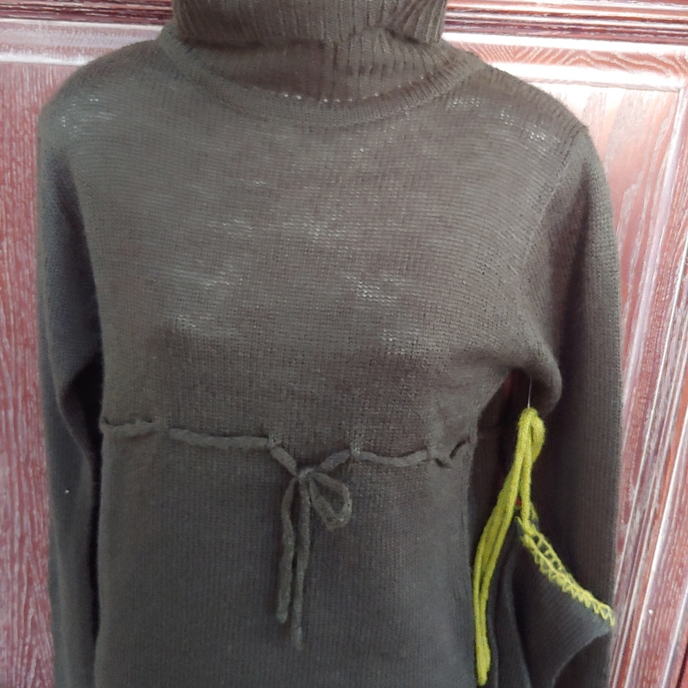 Woman's sweater and mitts set